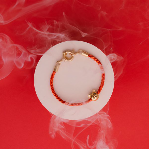 bransoletka-lucky-cat-na-czerwonym-jedwabnym-sznurku-1